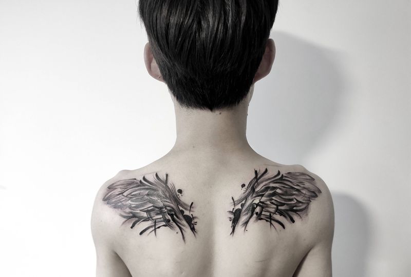 翅膀纹身图片_背部水墨纹身图案