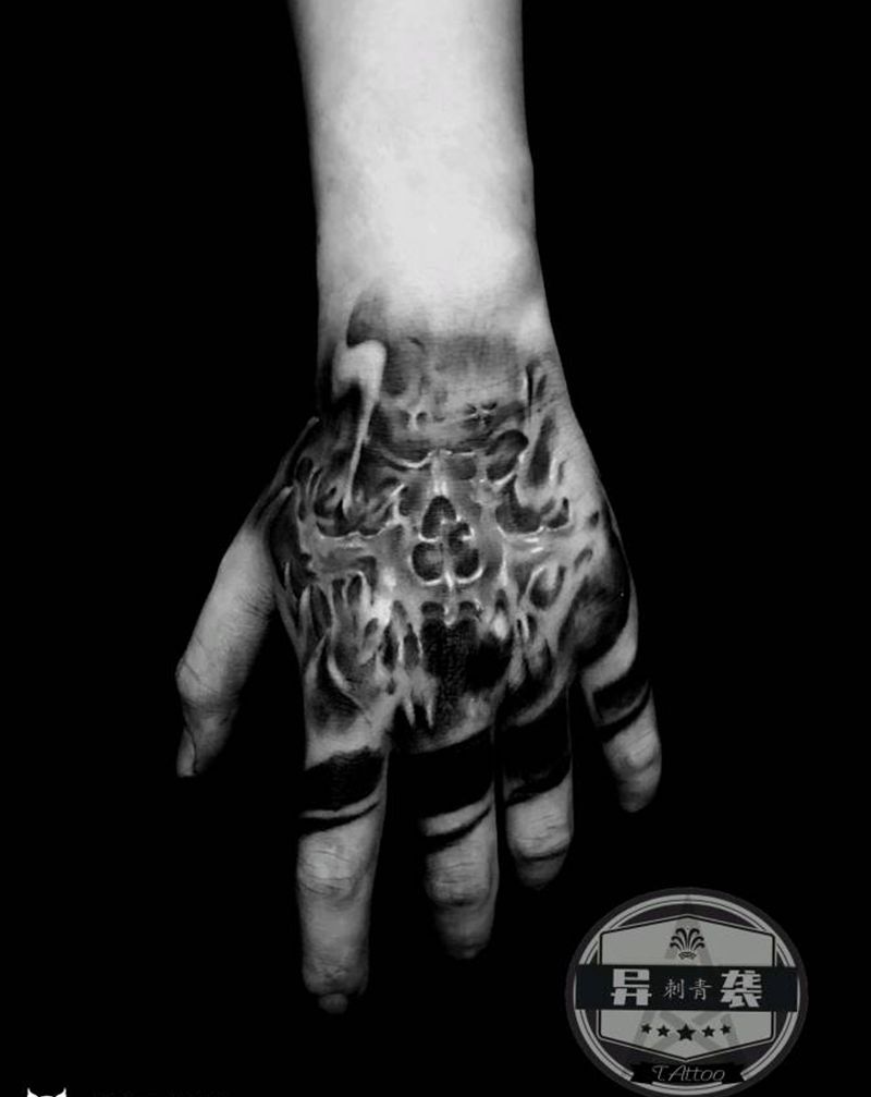 写实骷髅手背纹身图片_手部欧美写实骷髅头纹身图案