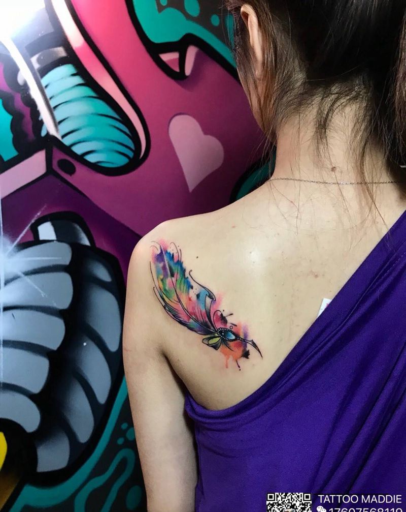 水彩小羽毛纹身图片