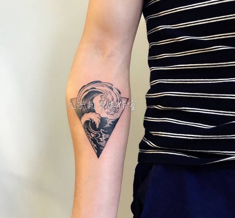 简约波浪纹身图片