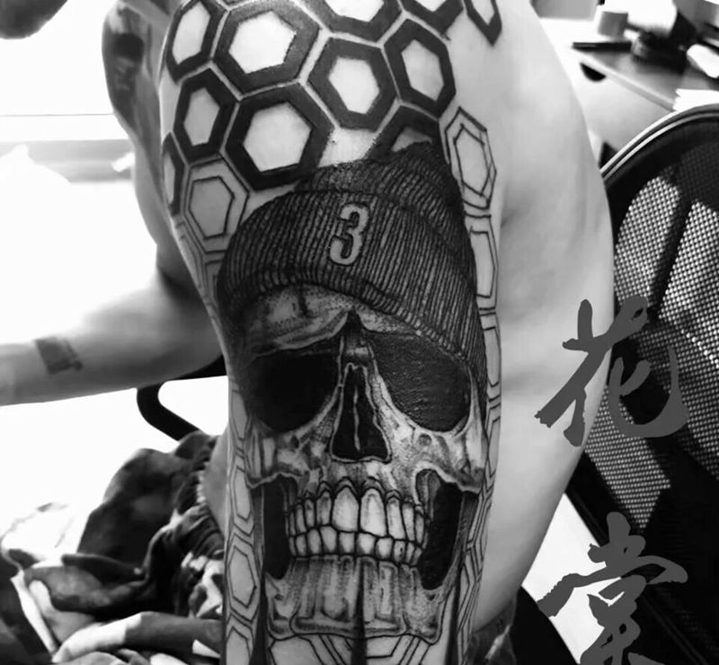 骷髅纹身图片_手臂New School几何骷髅纹身图案