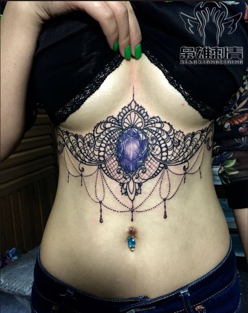 蕾丝文胸藤蔓纹身图片_成品胸部腹部传统清新图腾纹身图案