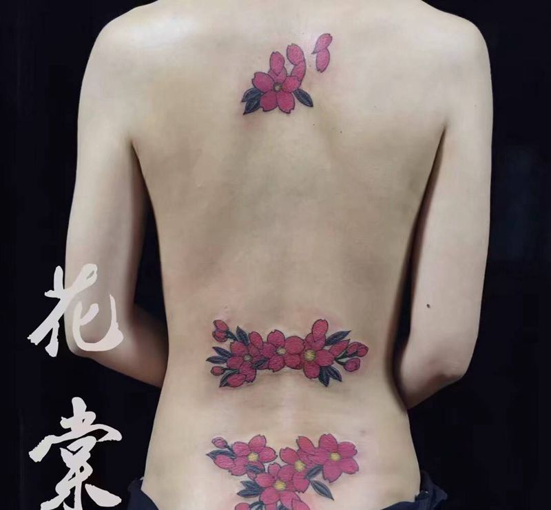 樱花纹身图片_背部老传统遮盖纹身图案