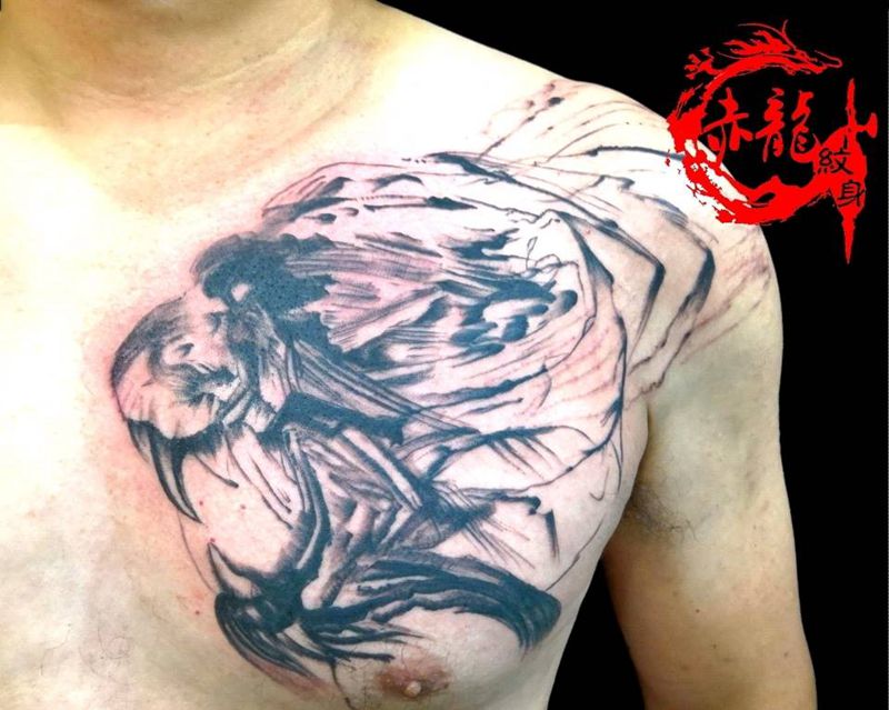 泼墨狮头纹身图片_胸部水墨纹身图案