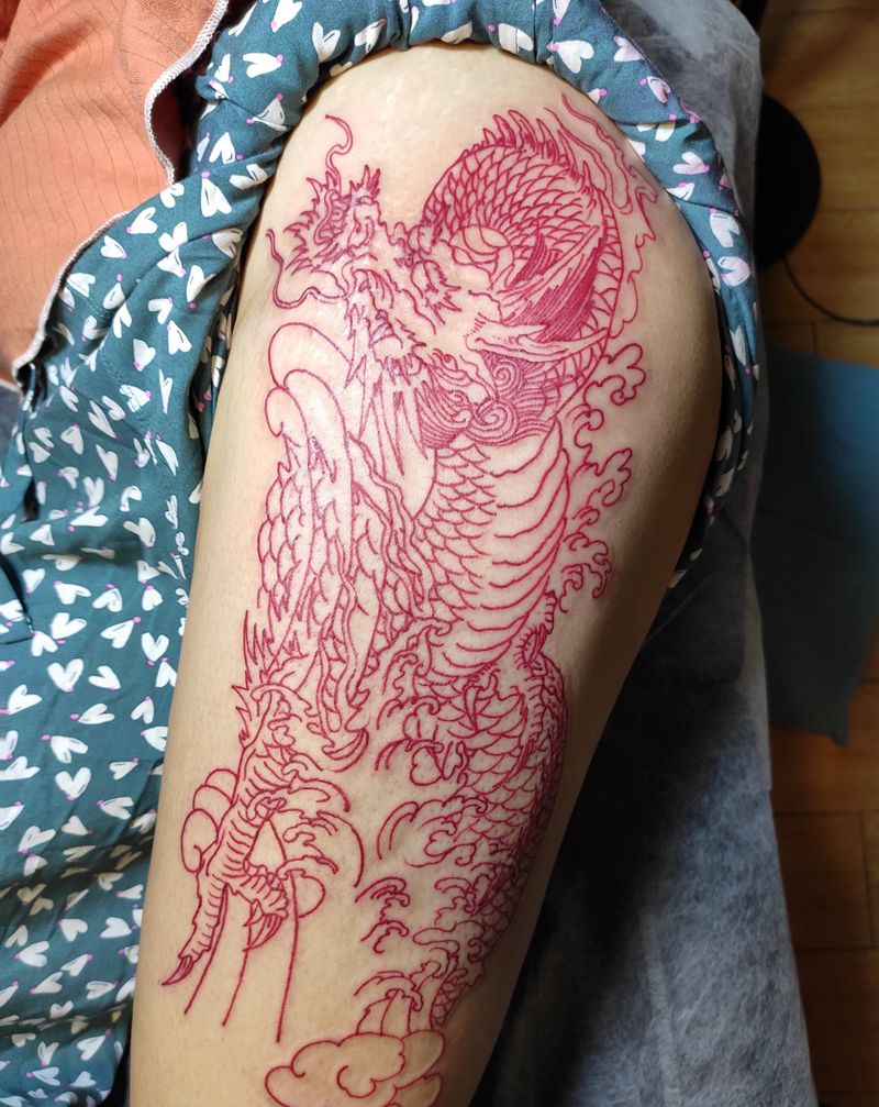 龙纹身的女孩纹身图片_脚部老传统纹身图案