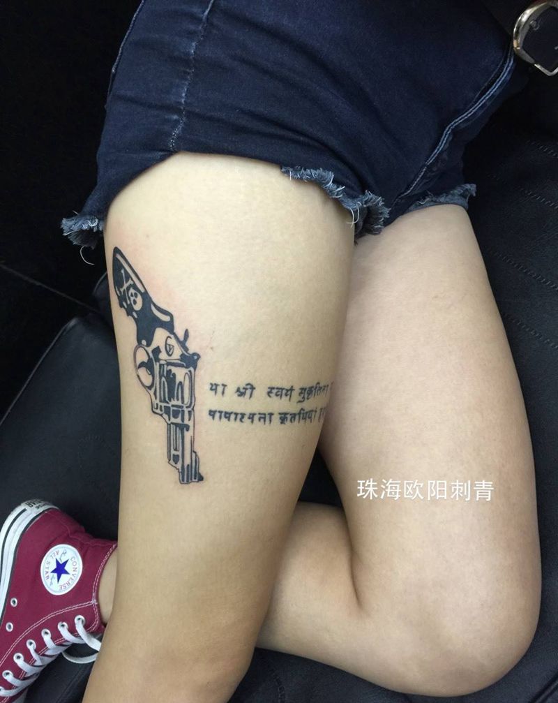 手枪 字母纹身图片