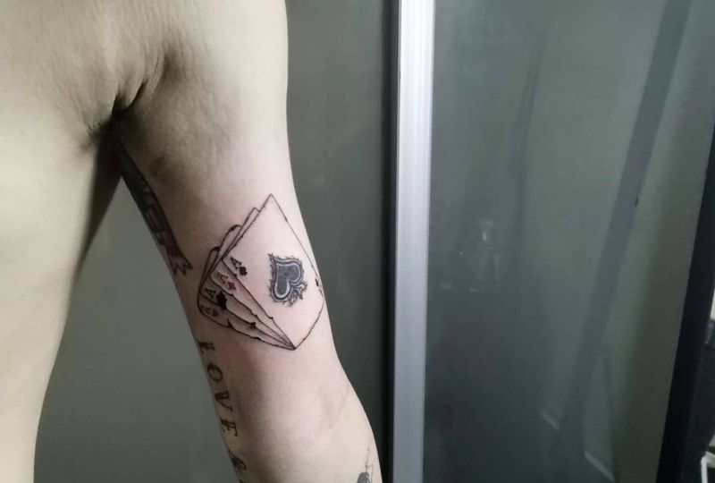 扑克纹身图片_手臂几何纹身图案