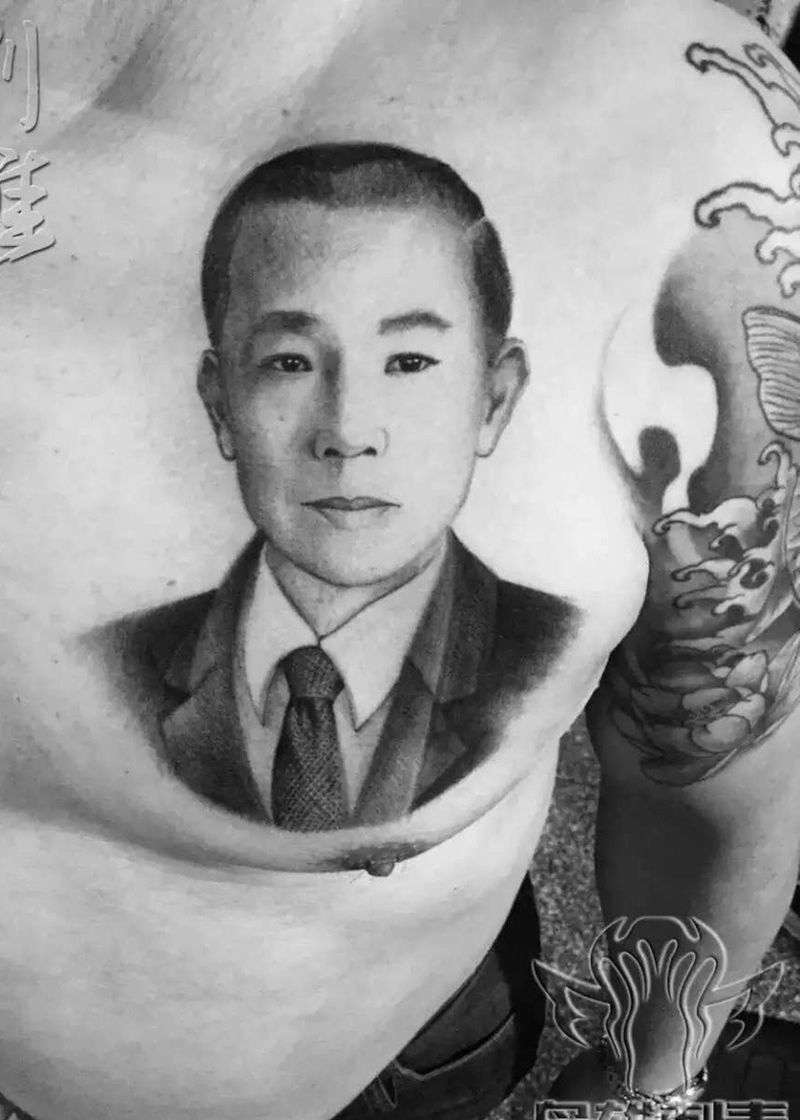 【父亲】纹身图片_成品胸部写实肖像人物纹身图案