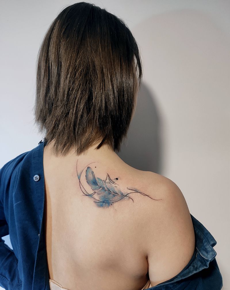 羽毛纹身图片_背部水墨纹身图案