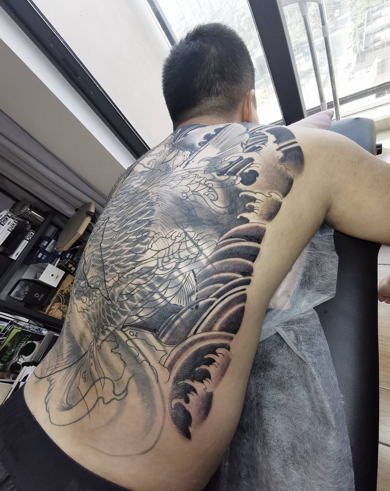 修改遮盖进度中纹身图片_背部老传统纹身图案