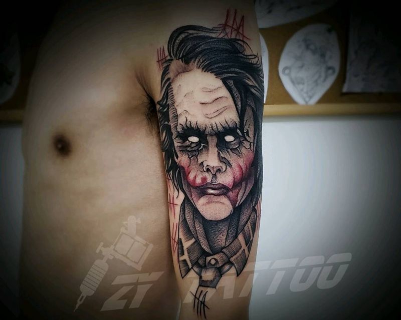 小丑遮盖纹身图片_手臂点刺纹身图案
