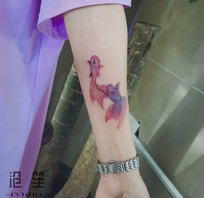 金鱼纹身图片_手臂水彩纹身图案