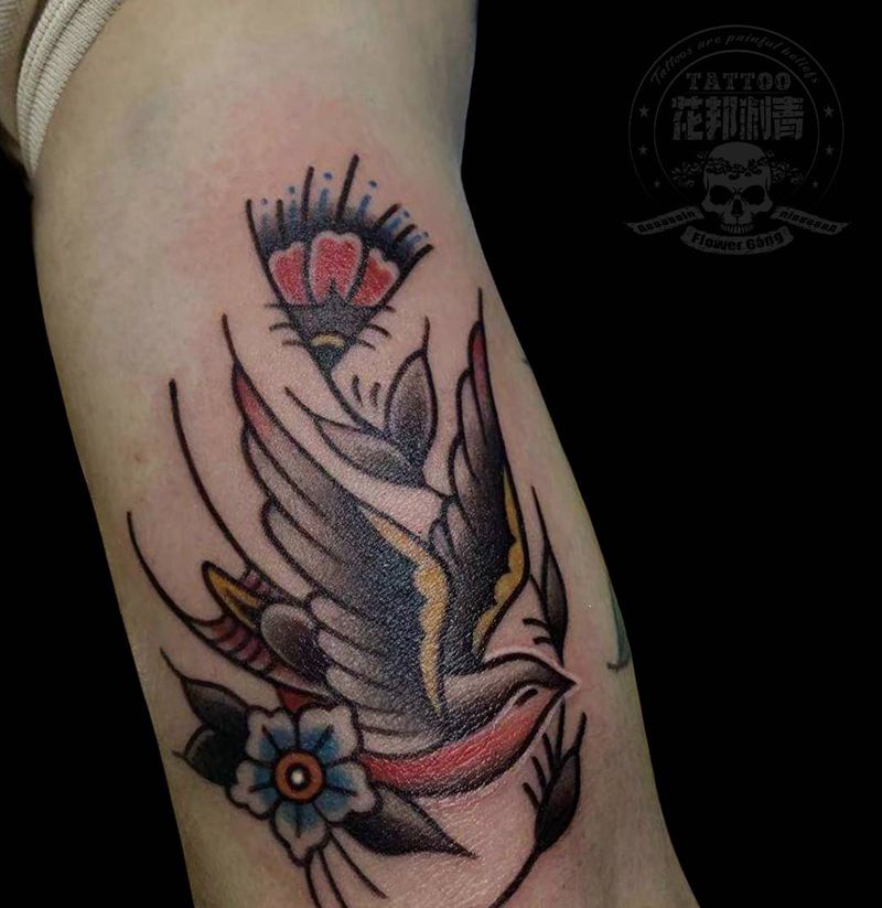 花燕子纹身图片_手臂Old School燕子美式老传统纹身图案