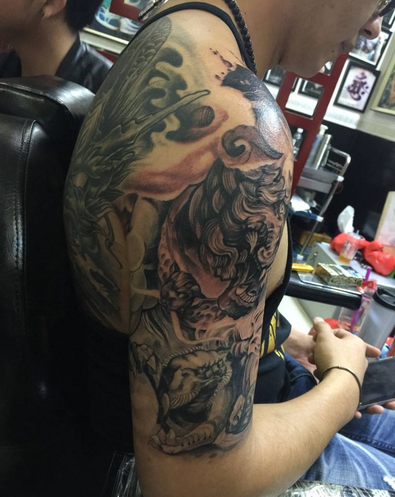 唐狮花臂未完成纹身图片_手部传统纹身图案