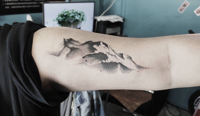 山纹身图片_手臂水墨纹身图案