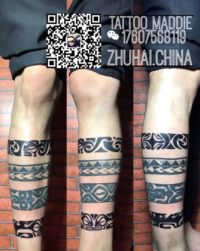 两图腾臂环纹身图片