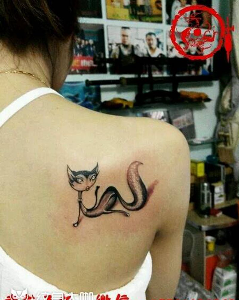 猫纹身图片_肩部胸部清新动物插画纹身图案