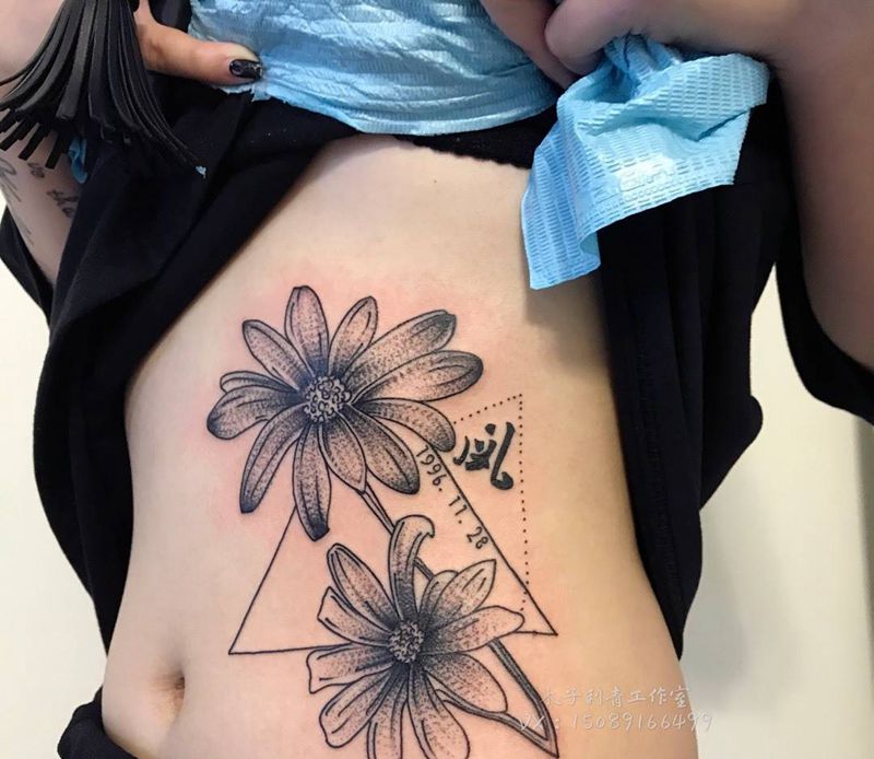 简约花纹身图片