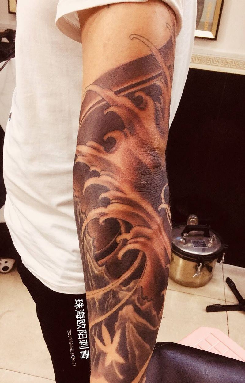 浪臂纹身图片