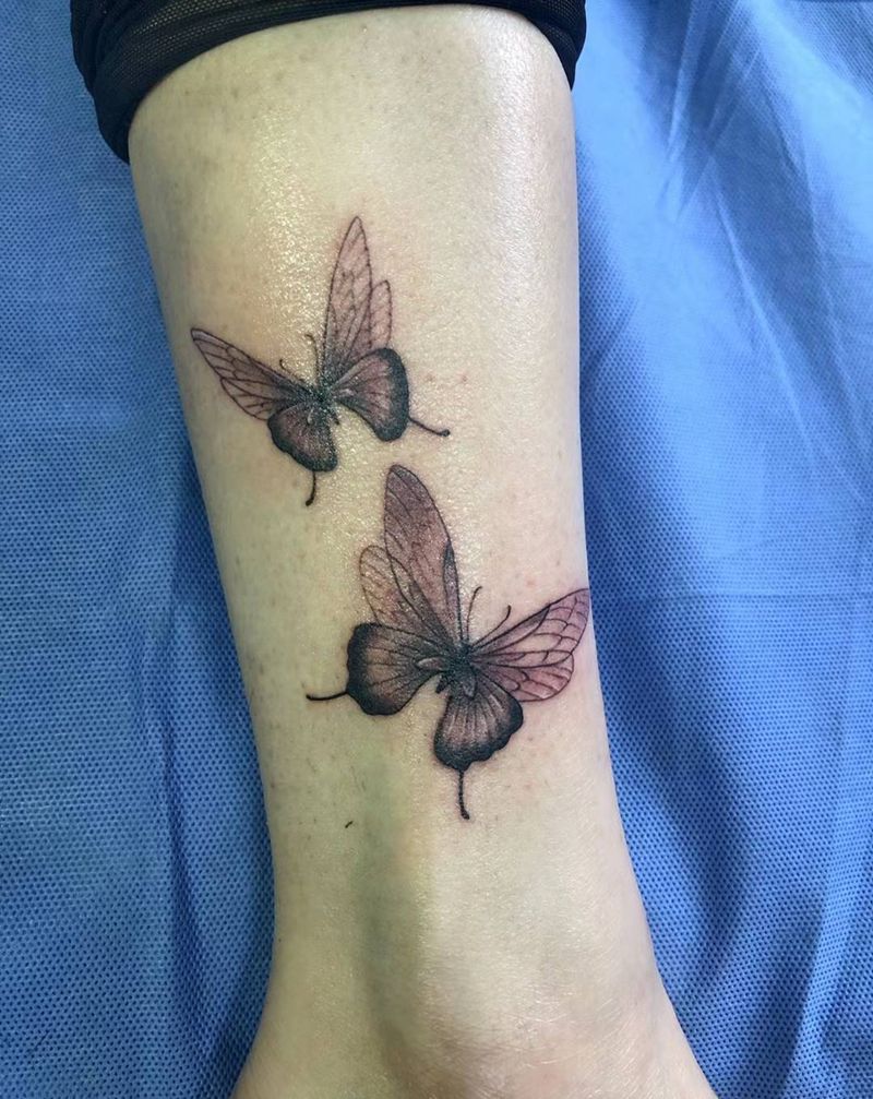 蝴蝶纹身图片_腿部点刺纹身图案