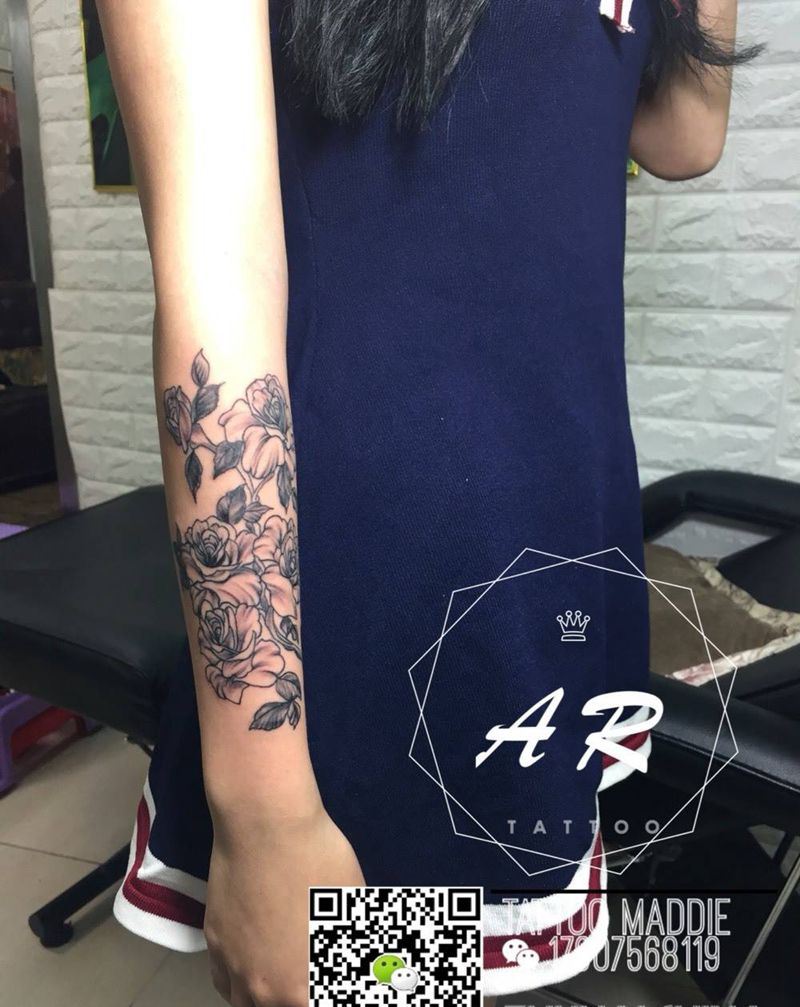 小臂玫瑰纹身图片