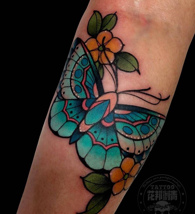 彩蛾纹身图片_新传统飞蛾纹身图案