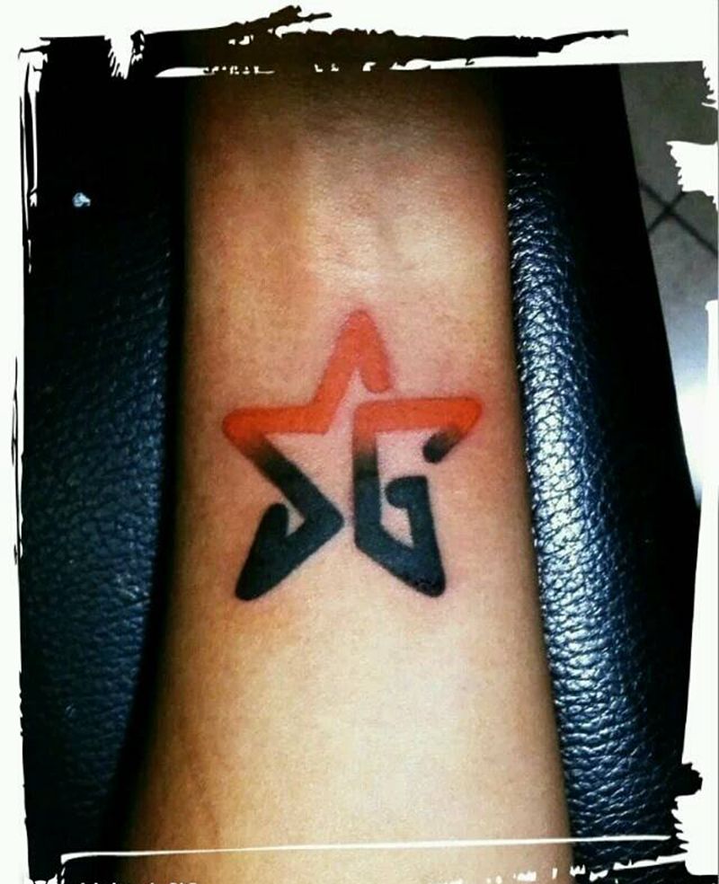 五角星（双色）纹身图片_手部传统清新几何成品纹身图案