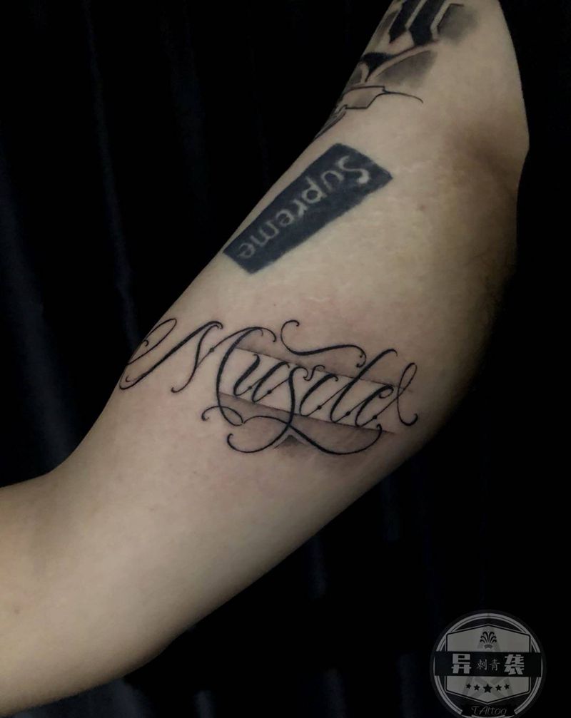 一个小软花纹身图片_花体字纹身图案