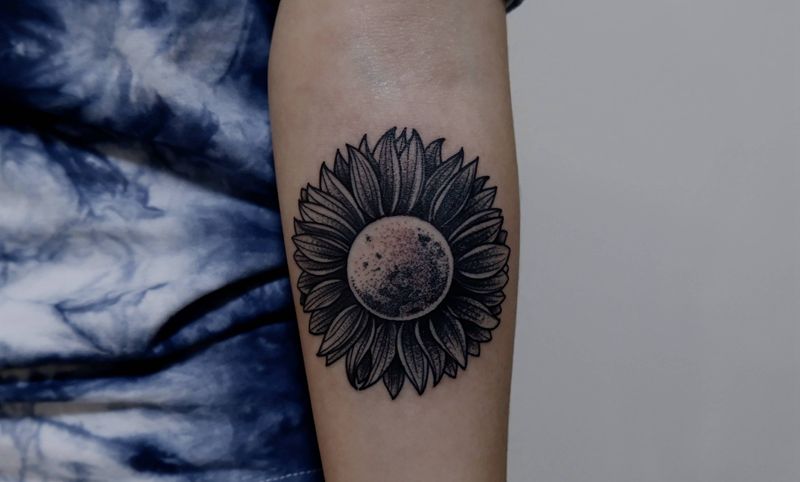 小小向日葵纹身图片_手臂手部点刺纹身图案