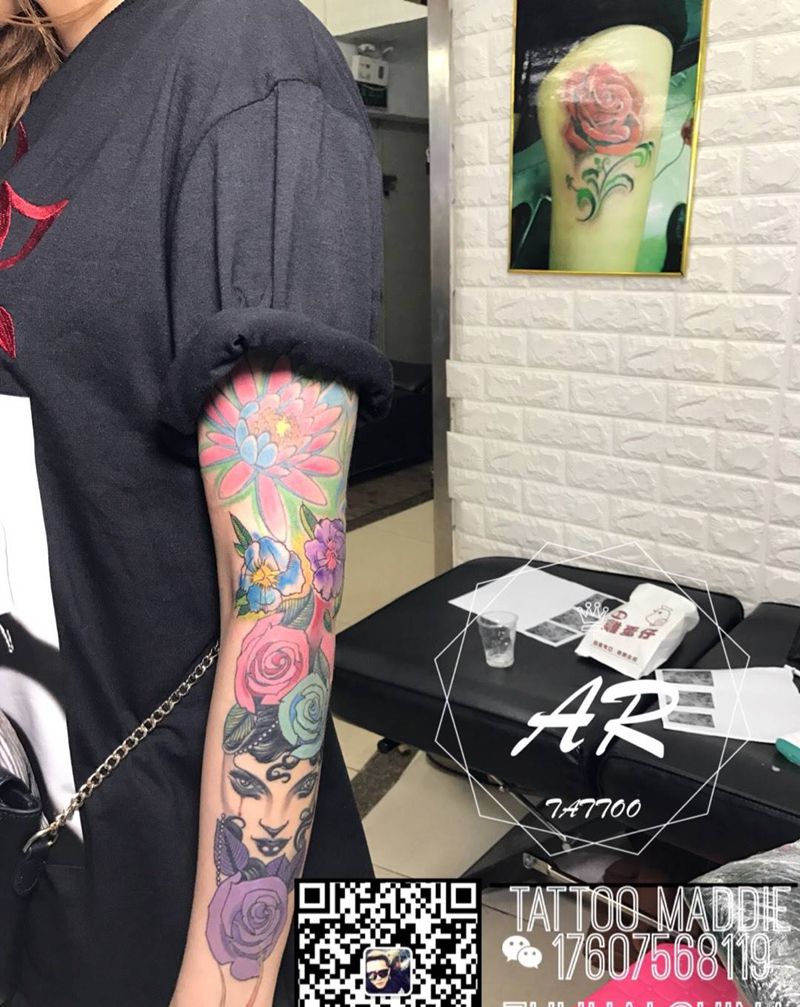 水彩小花两朵加彩色背景纹身图片