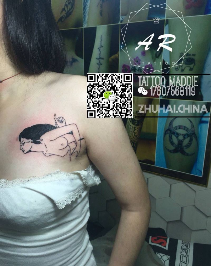 胸上遮盖字母，小清新纹身图片