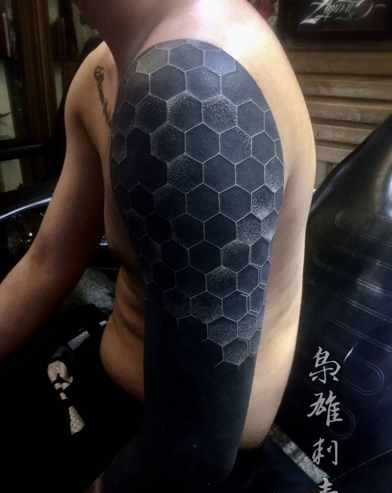 黑臂加白纹身纹身图片_成品手臂欧美原创几何纹身图案