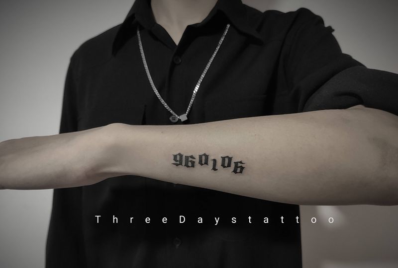 生日纹身图片_手部花体字纹身图案