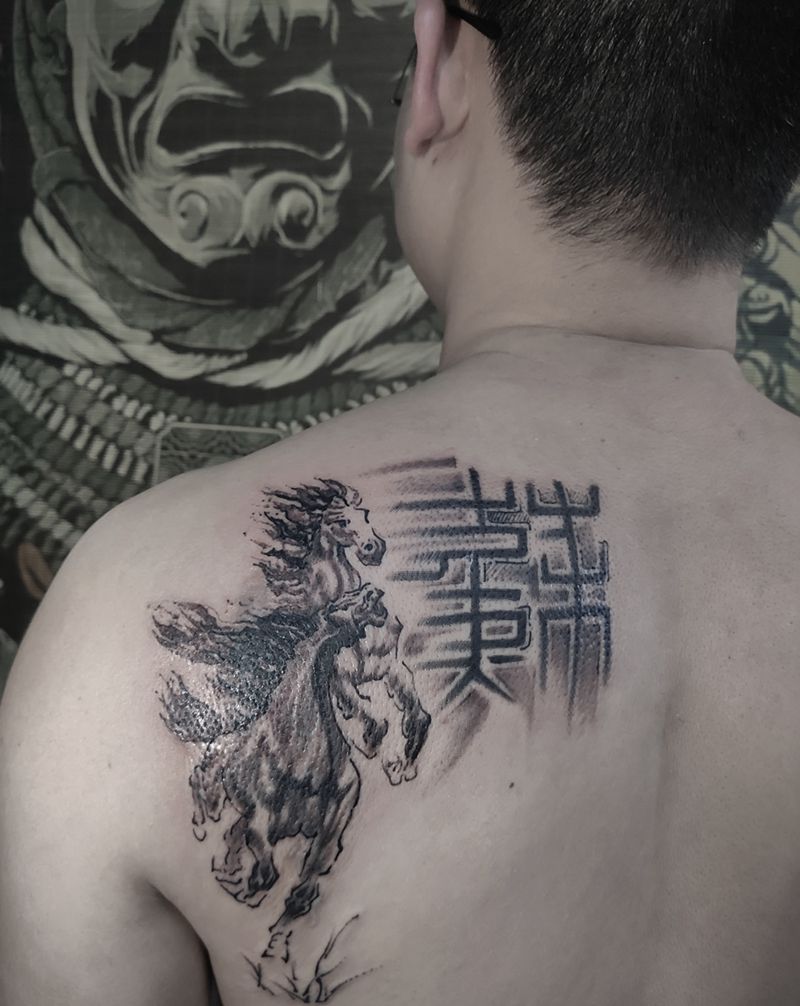 马到成功纹身图片_背部水墨纹身图案