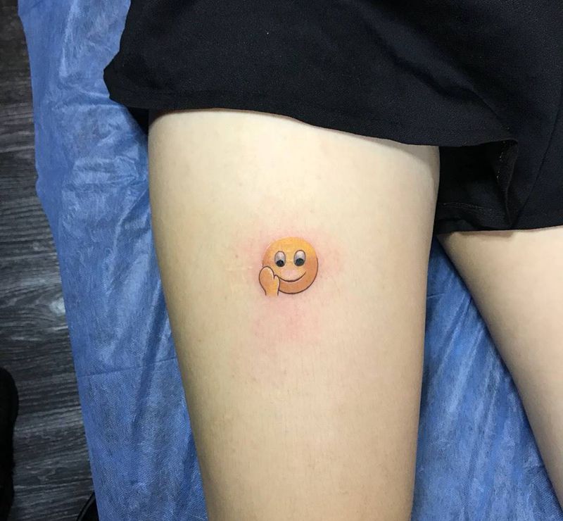 微信表情纹身图片_腿部几何水彩纹身图案