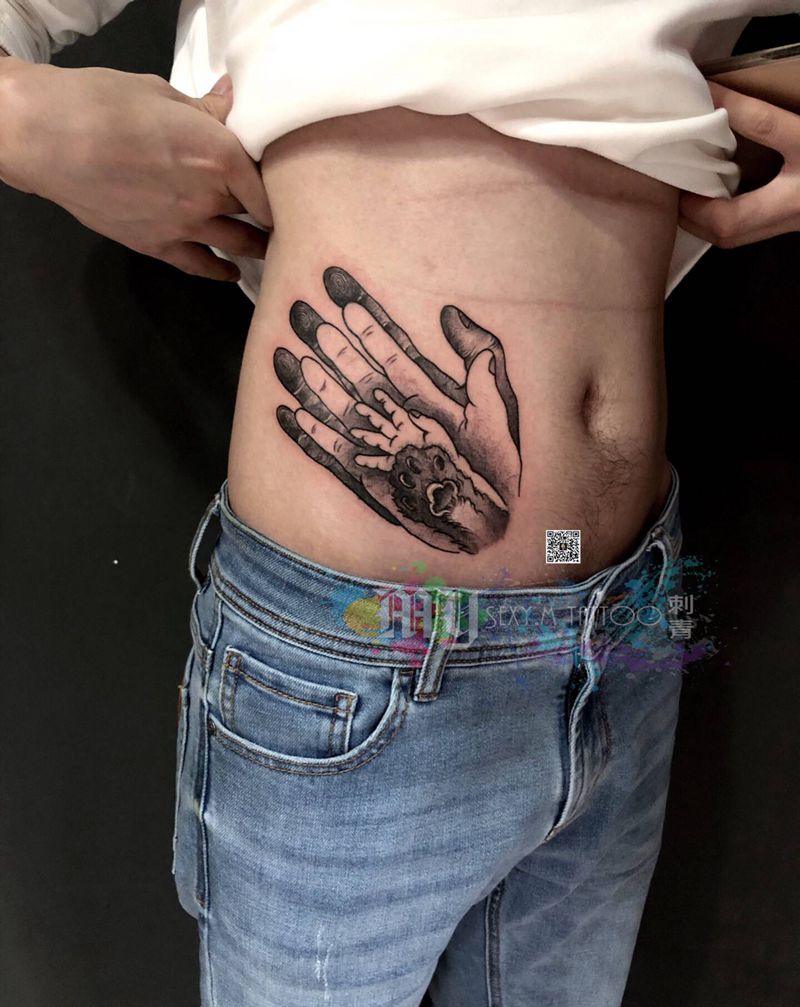 全家黑灰手纹身图片_腹部欧美写实纹身图案
