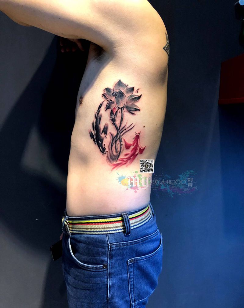 鸳鸯水墨鱼纹身图片_腰部水彩水墨纹身图案