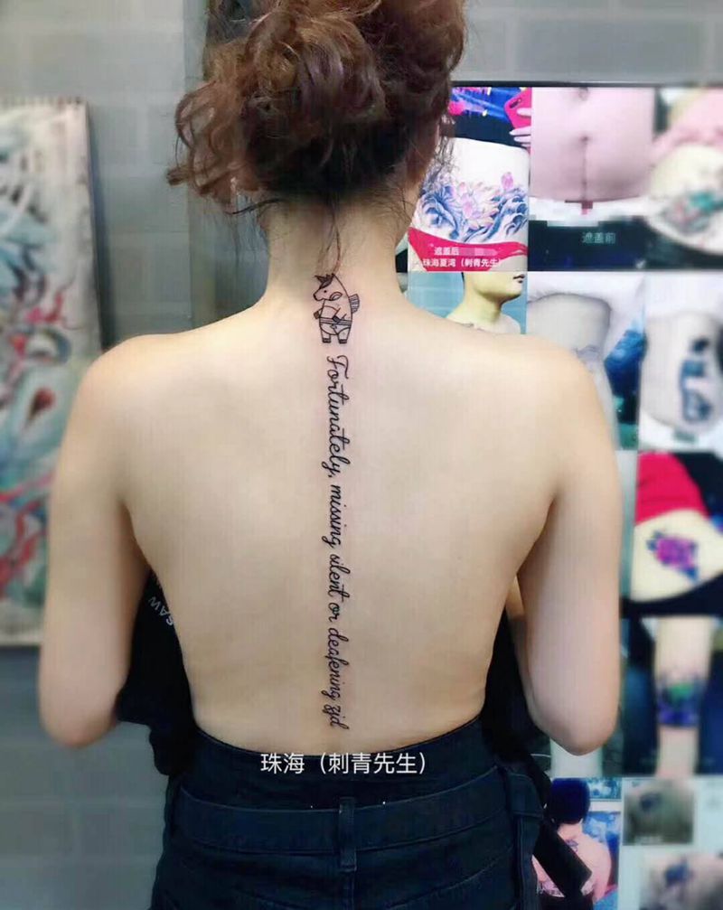 脊椎字母纹身图片_背部纹身图案