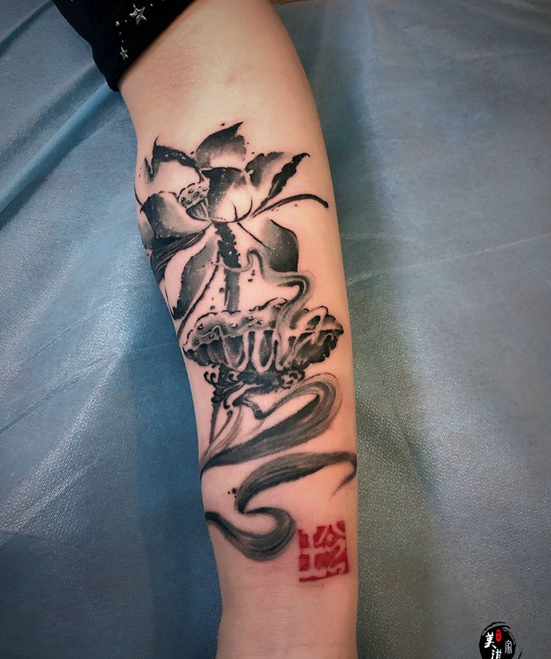 荷花纹身图片_手臂水墨纹身图案