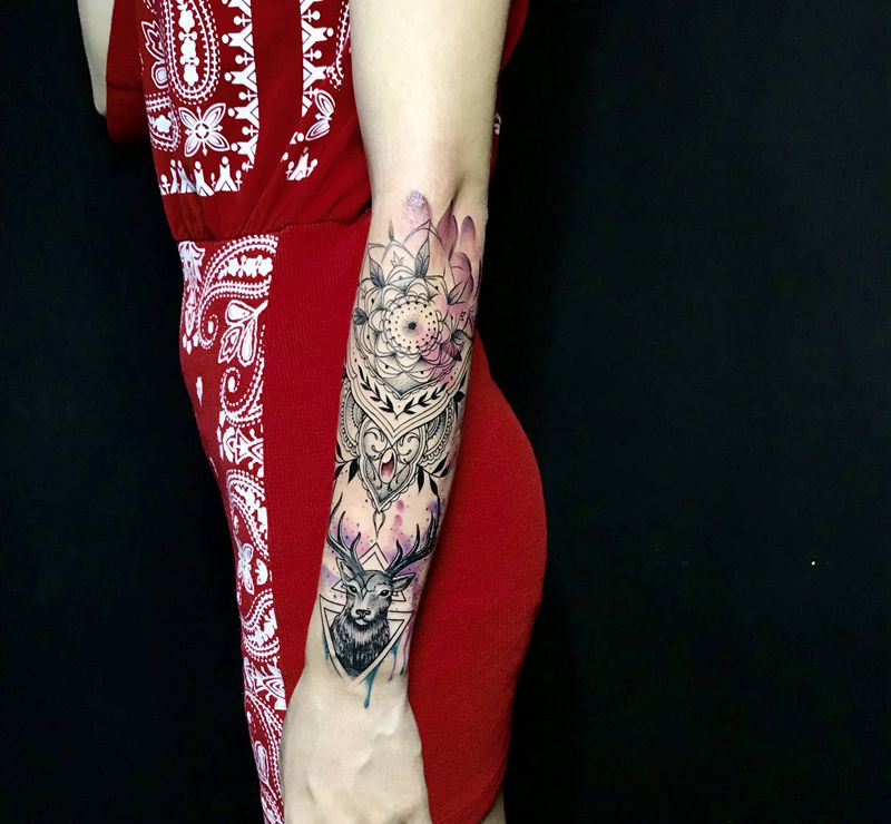 小臂鹿梵花纹身图片_手臂点刺水彩纹身图案