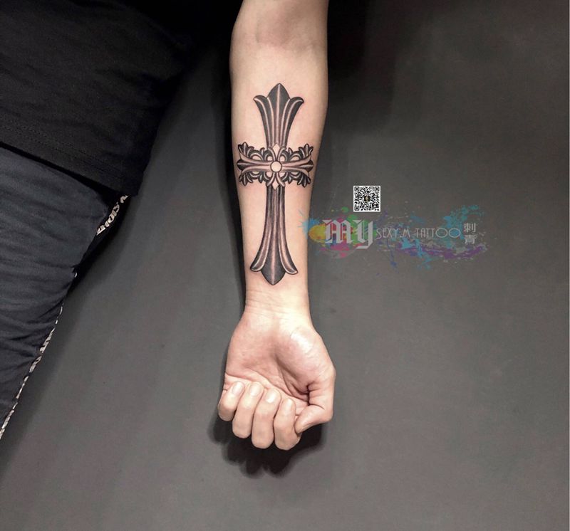 黑灰克罗心十字架纹身图片_手部纹身图案