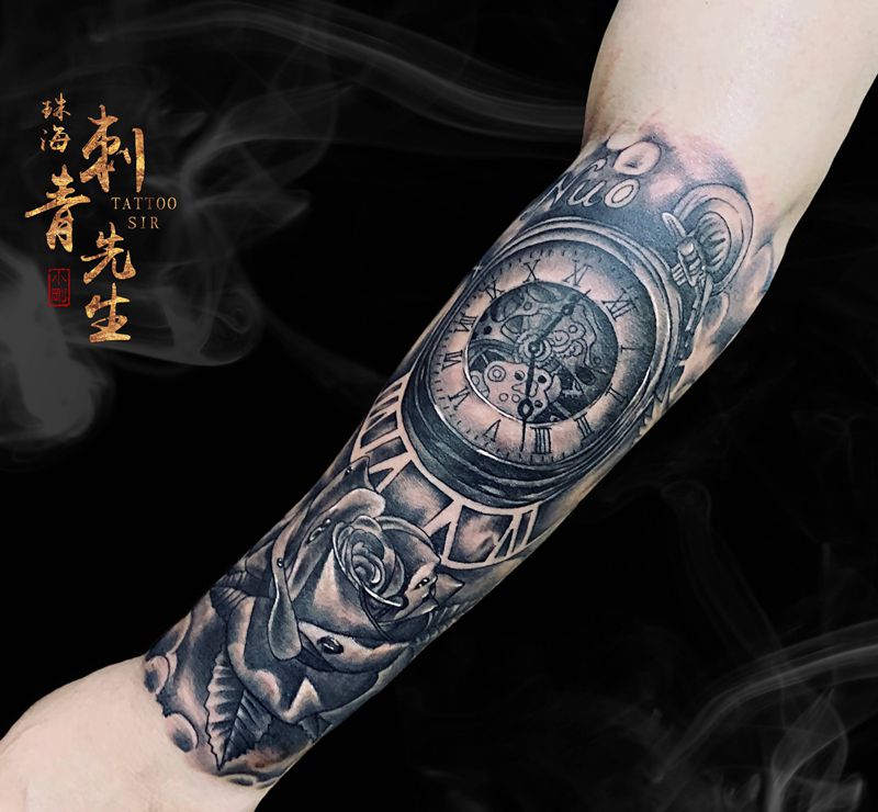 怀表玫瑰包小臂纹身图片_手臂欧美写实纹身图案