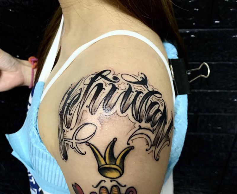 手写字纹身图片_肩部手部点刺花体字花体字英文字纹身图案