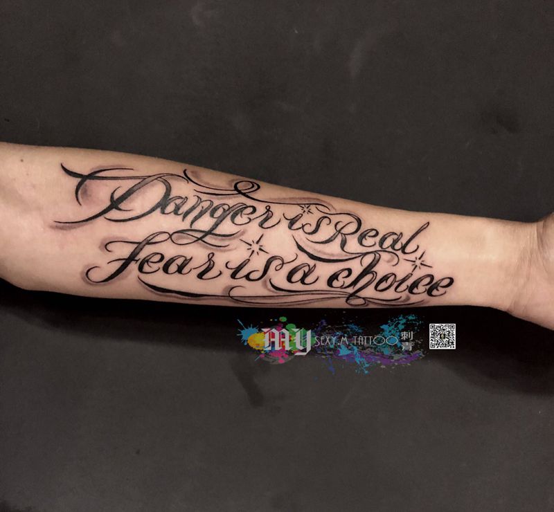 软花体字纹身图片_手部花体字纹身图案