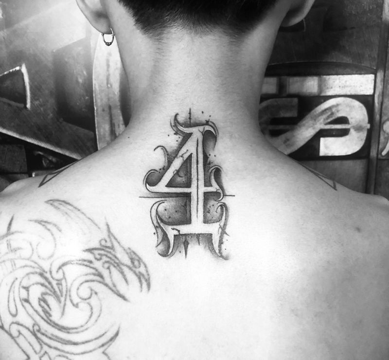 向4而生纹身图片_花体字纹身图案