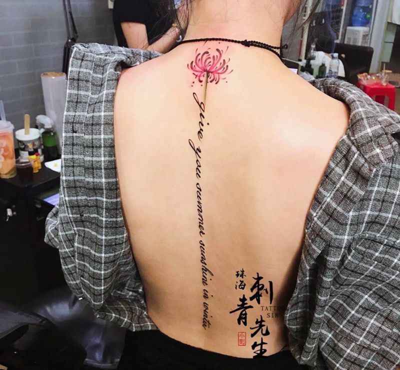 脊椎骨彼岸花纹身图片_背部小清新纹身图案