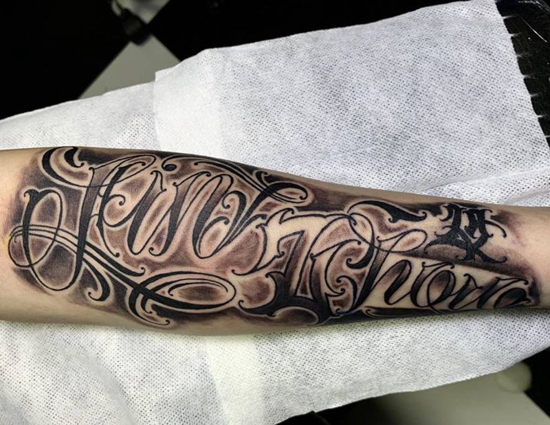 19纹身图片_手部手臂花体字点刺纹身图案