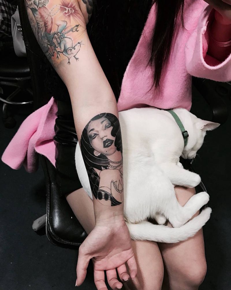 猫猫抱枕纹身图片_成品欧美手部人物纹身图案