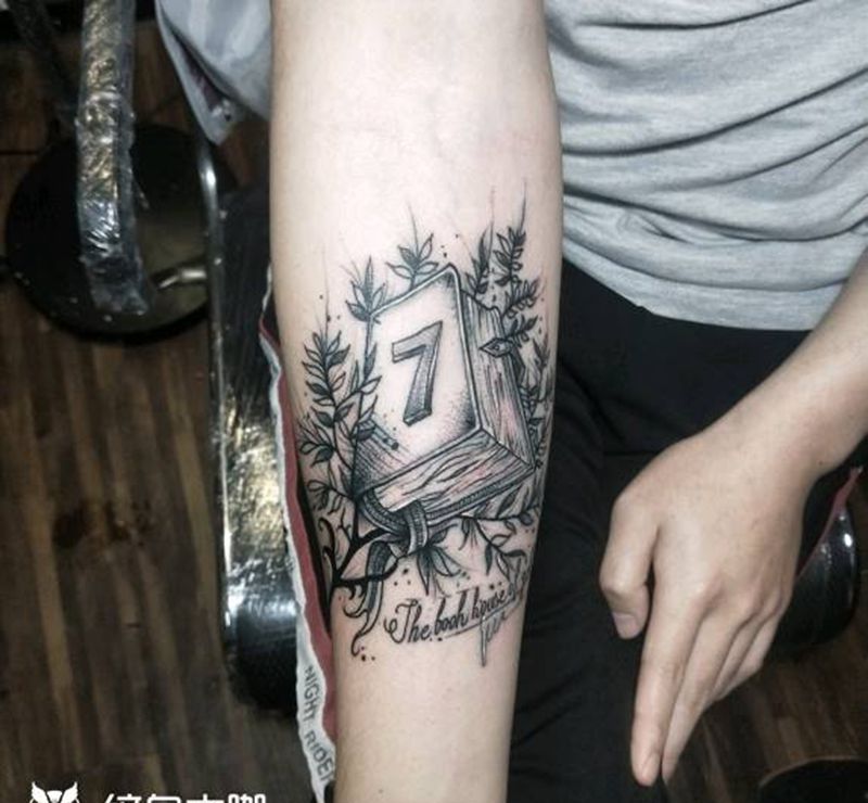 书中自有黄金屋纹身图片_手臂点刺纹身图案