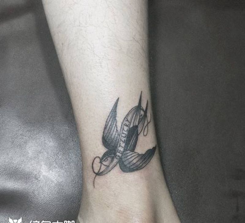 燕子纹身图片_New School纹身图案